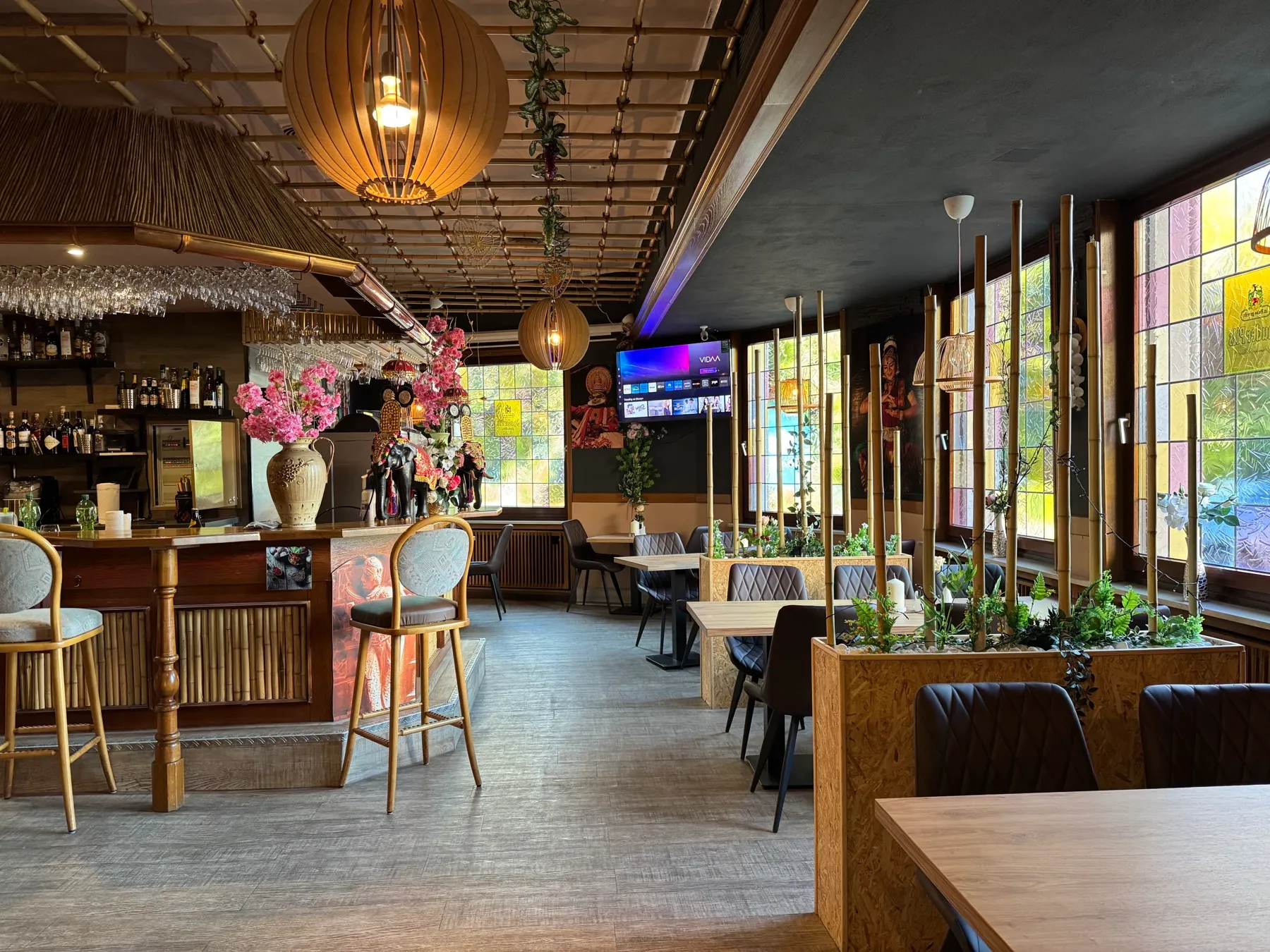Restaurant mit gedeckten Tischen