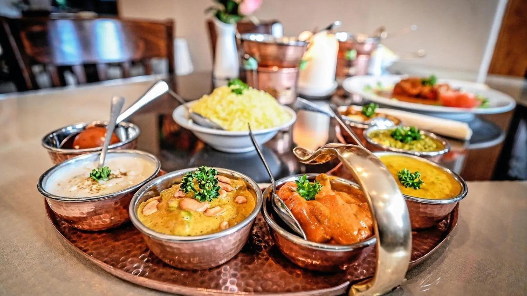 Indische Gerichte in Schalen